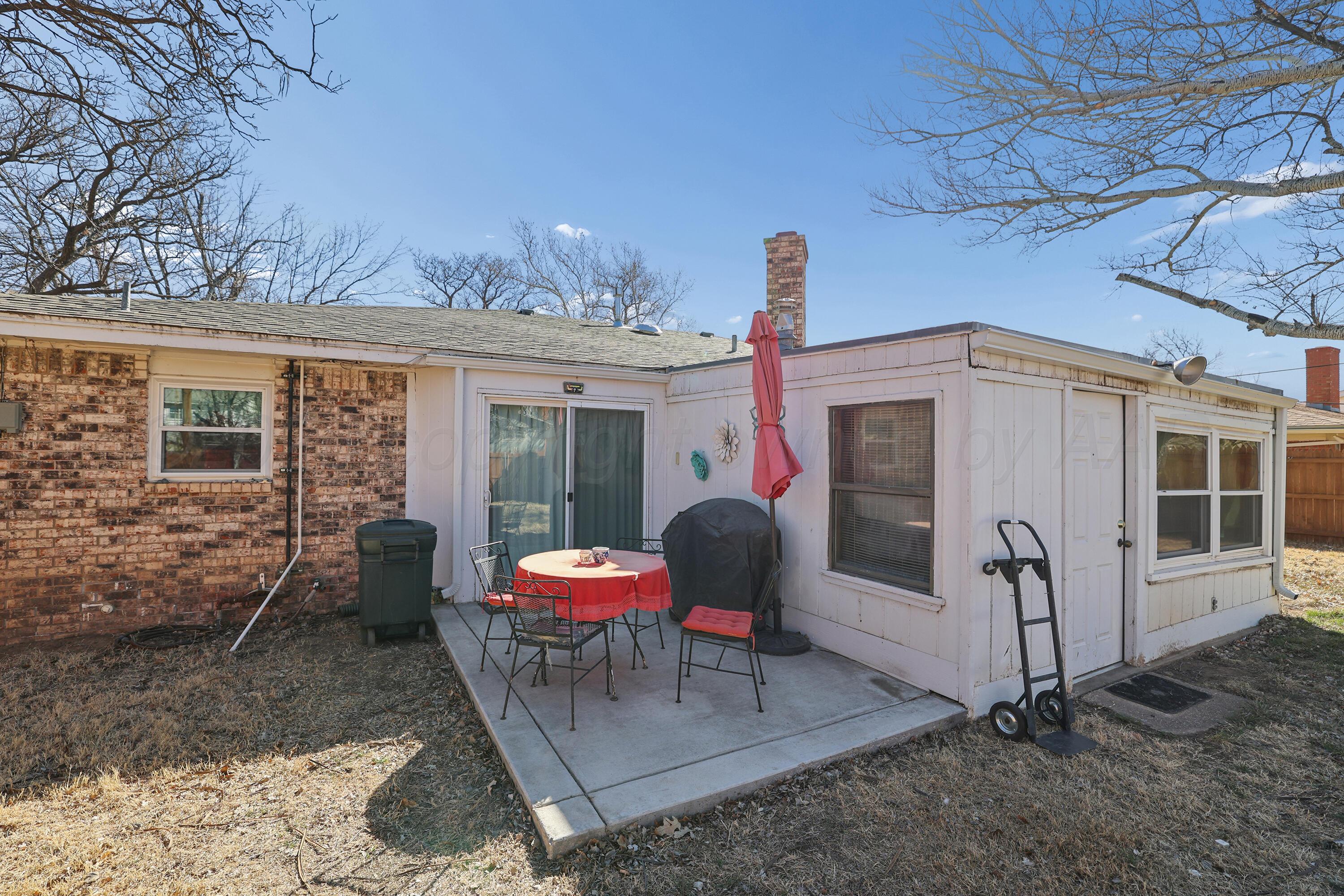 3708 Wayne Street Amarillo, TX 79109 - Photo 31 of 36 a view of a two chairs in the patio