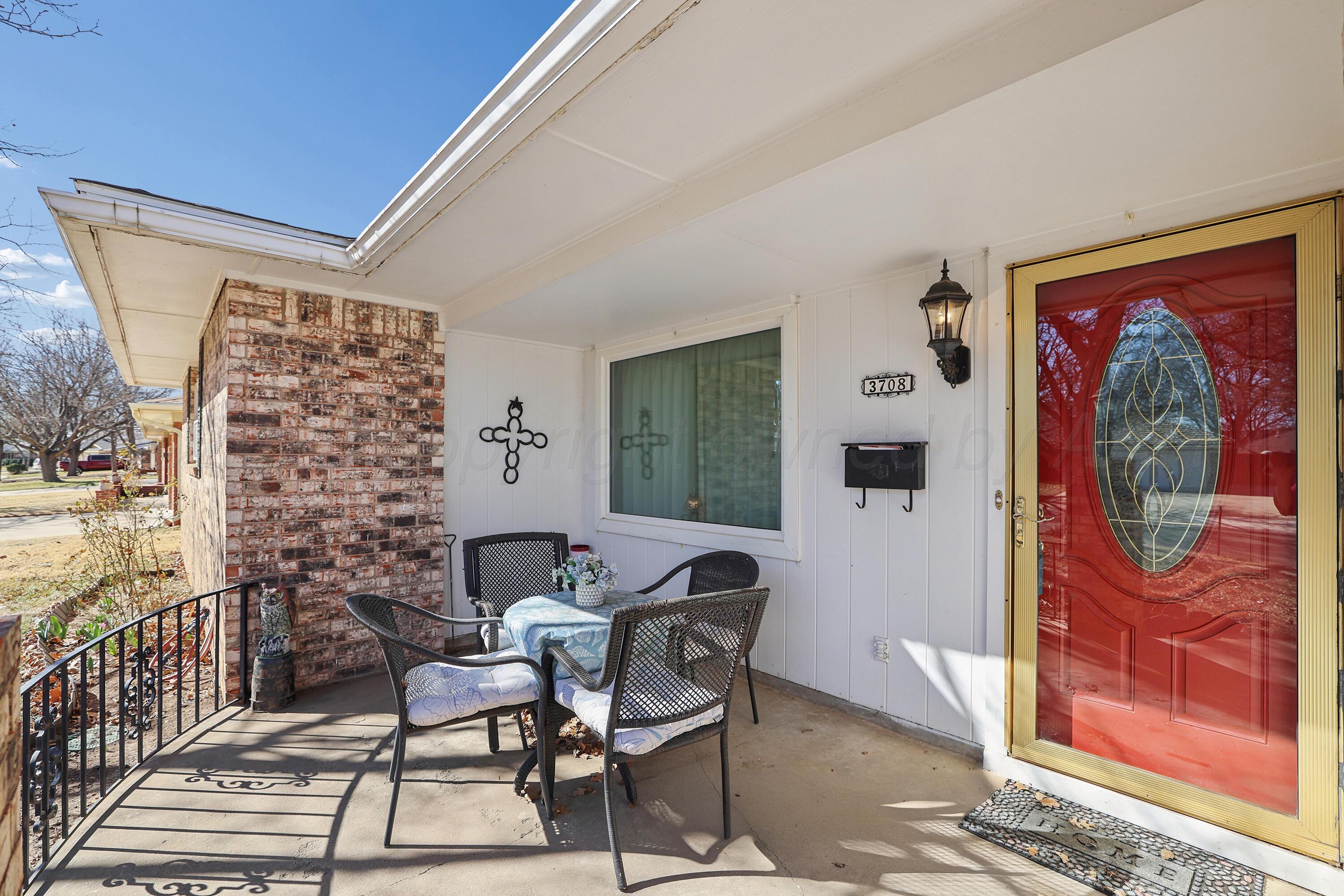 3708 Wayne Street Amarillo, TX 79109 - Photo 5 of 36 a living room with furniture and a painting