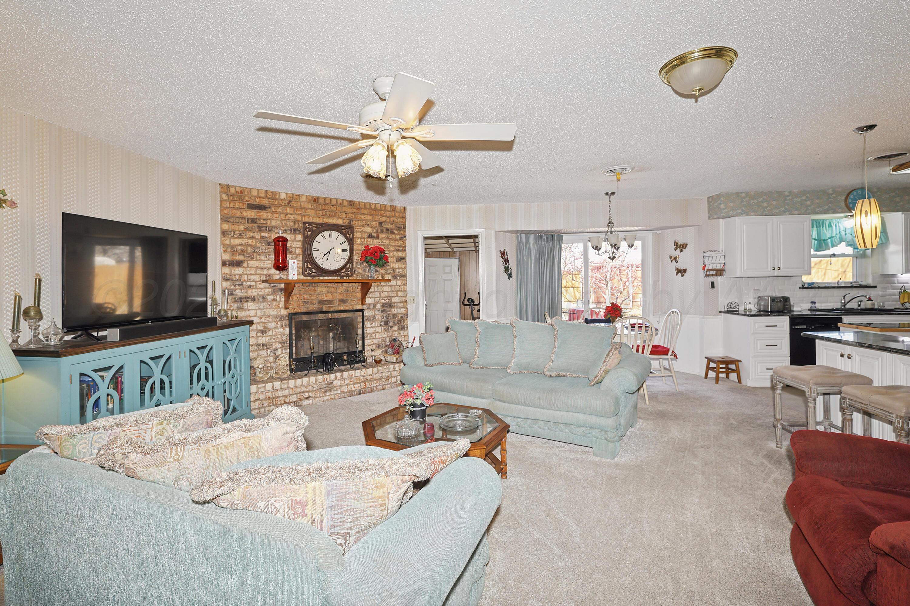 3708 Wayne Street Amarillo, TX 79109 - Photo 8 of 36 a living room with furniture and a flat screen tv