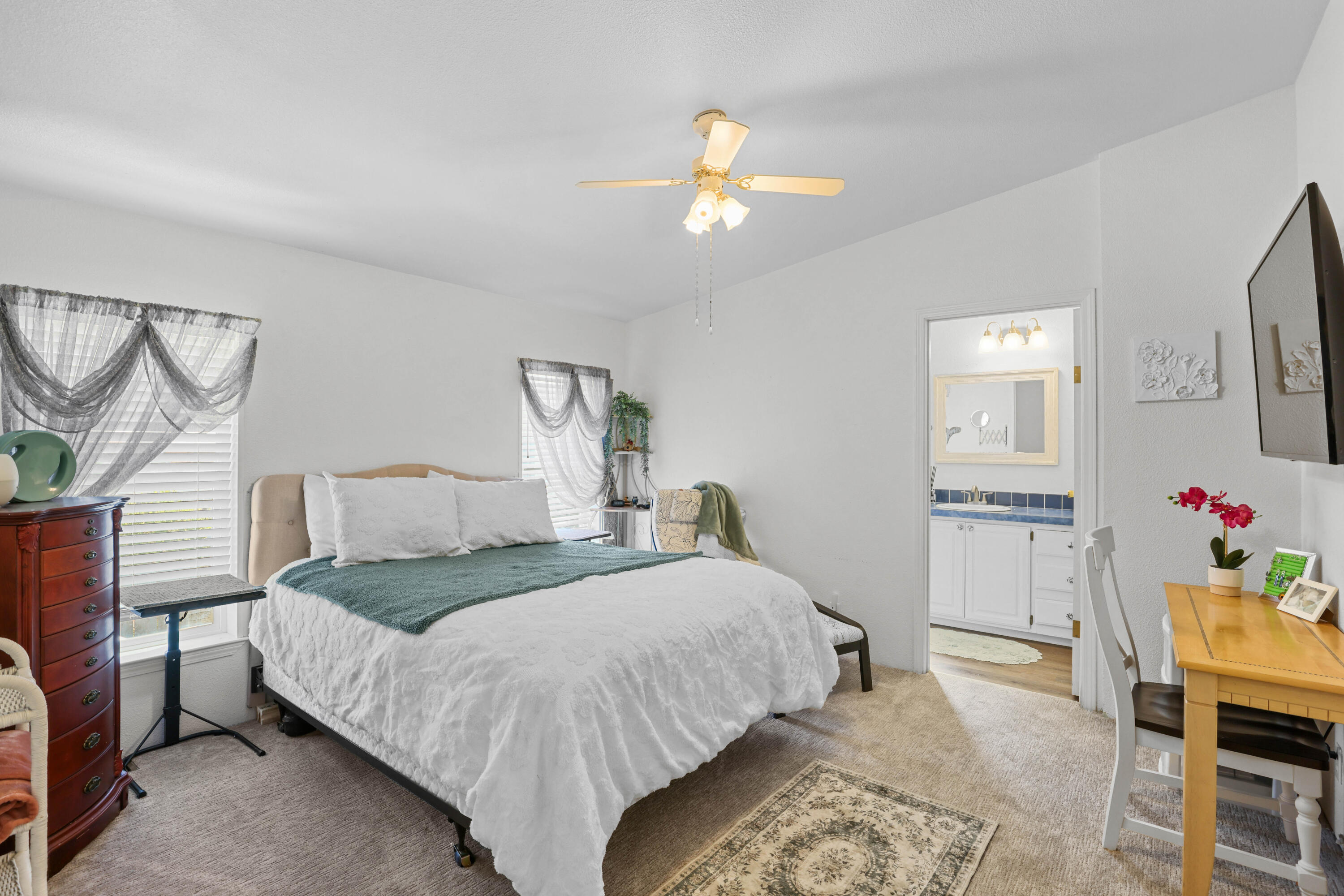 8401 Old Stage Road, Unit 54 Central Point, OR 97502 - Photo 14 of 31 Master Bed