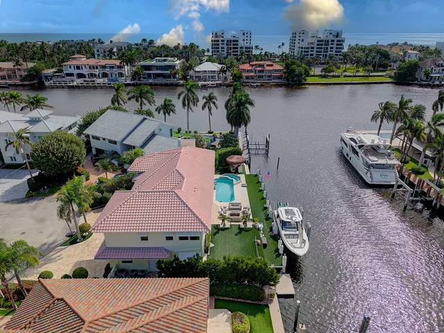 an aerial view of a house with outdoor space and lake view