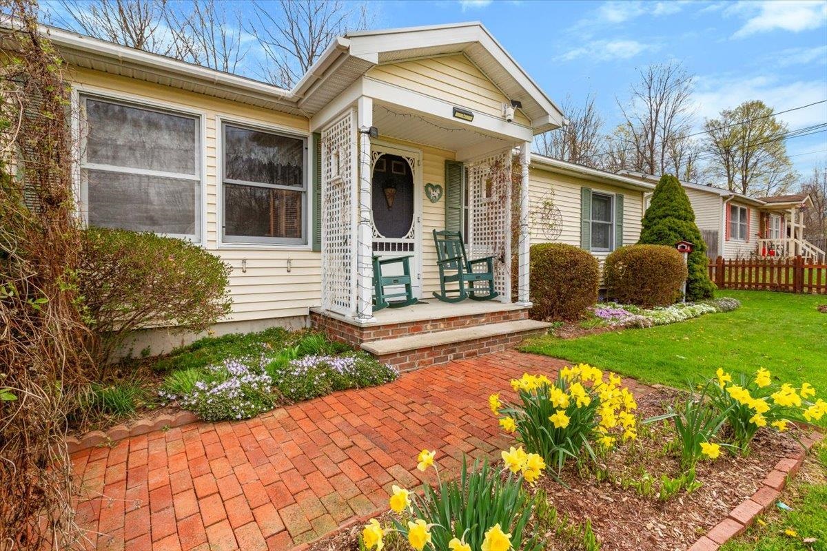 82 Oakes Street Bennington, VT 05201 - Photo 4 of 36 Gallery Image 4