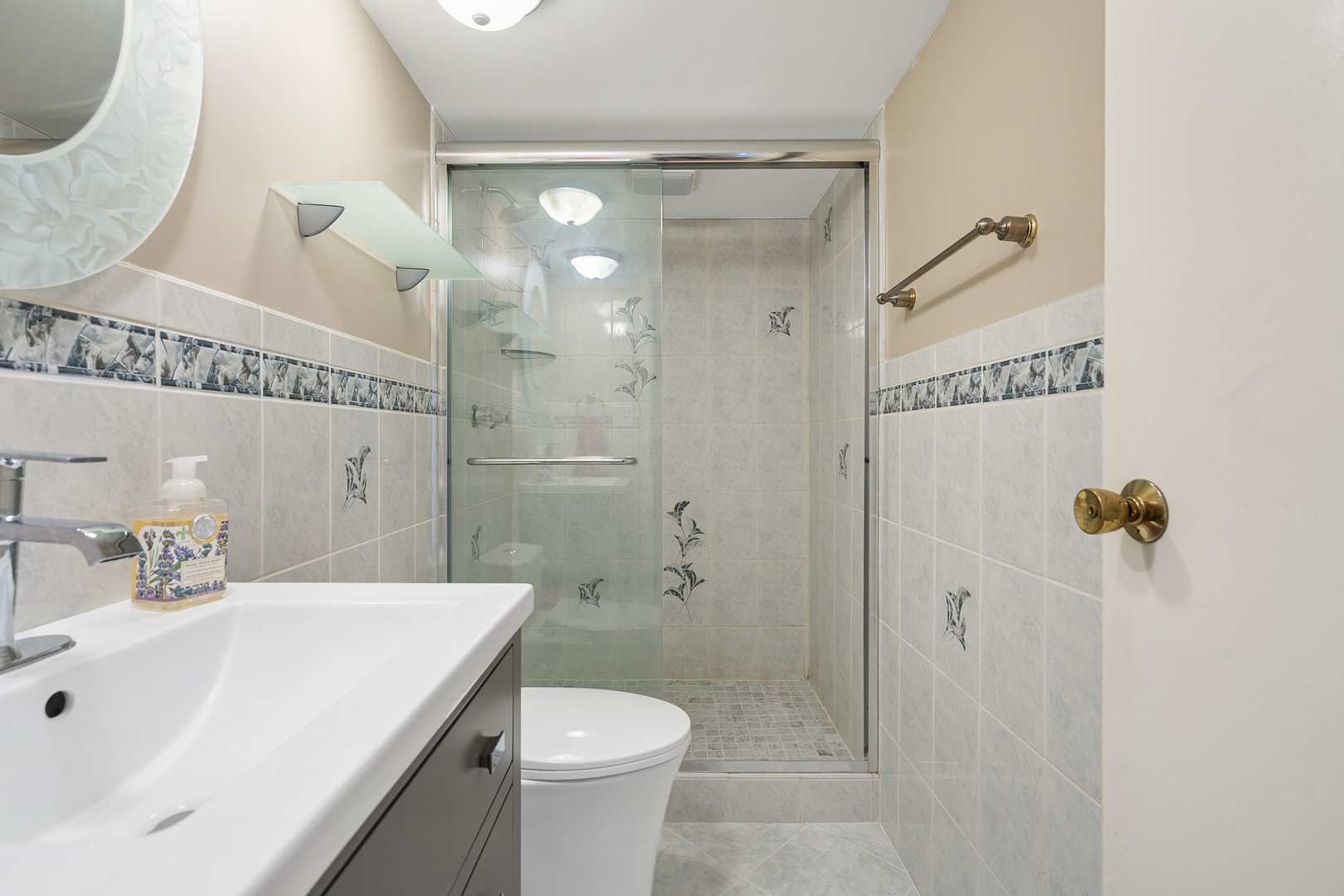 4301 Euclid Avenue Rolling Meadows, IL 60008 - Photo 20 of 30 a bathroom with a sink a toilet and shower