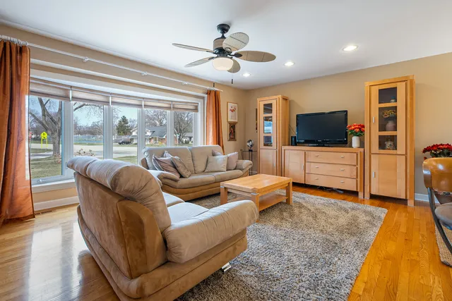 $519,000 | 4301 Euclid Avenue, Rolling Meadows, IL 60008