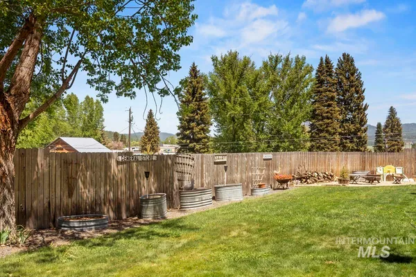 $549,000 | 202 South School Street, Cascade, ID 83611