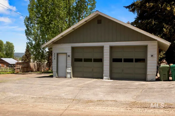 $549,000 | 202 South School Street, Cascade, ID 83611