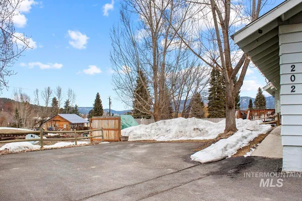 $549,000 | 202 South School Street, Cascade, ID 83611
