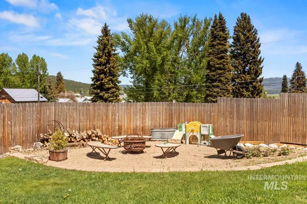 $549,000 | 202 South School Street, Cascade, ID 83611