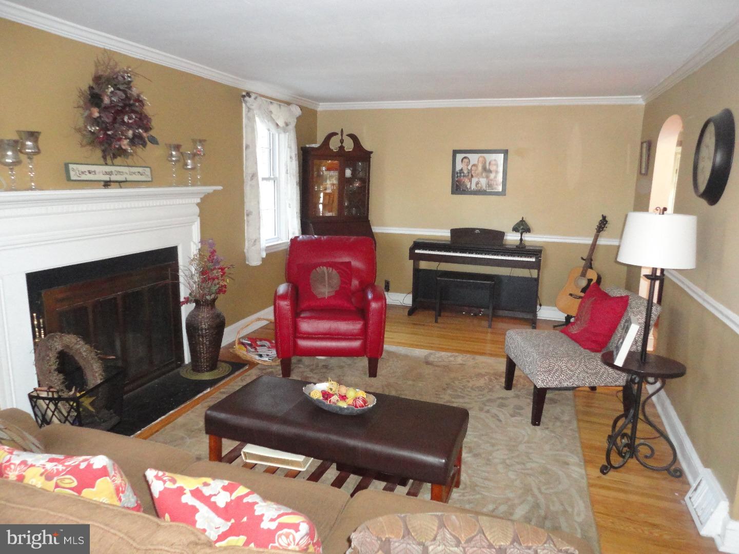 1007 West Avenue Springfield, PA 19064 - Photo 8 of 25 Living Room