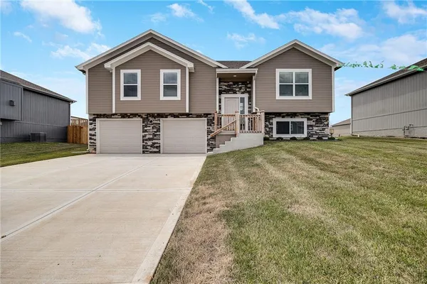 $349,900 | 606 Wild Lupine Lane, Raymore, MO 64083