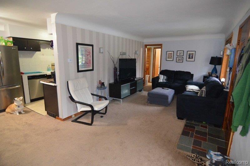 521 1st Street Rochester, MI 48307 - Photo 7 of 17 Living room (800x530).jpg