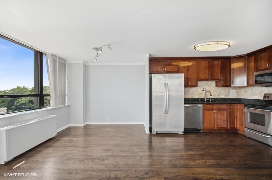 5701 North Sheridan Road, Unit 5T Chicago, IL 60660 - Photo 11 of 27 a kitchen with stainless steel appliances a refrigerator and a stove top oven