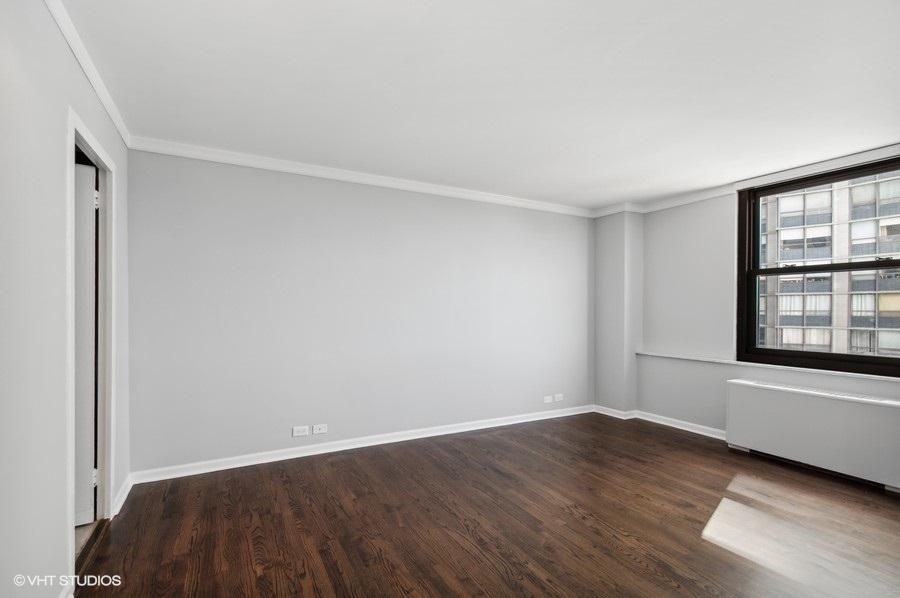 5701 North Sheridan Road, Unit 5T Chicago, IL 60660 - Photo 16 of 27 an empty room with wooden floor and windows