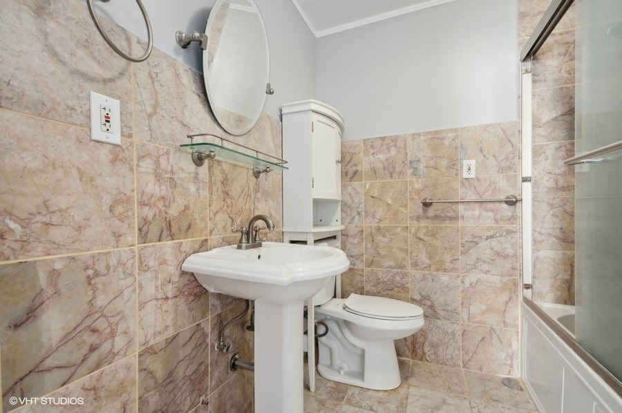 5701 North Sheridan Road, Unit 5T Chicago, IL 60660 - Photo 19 of 27 a bathroom with a sink toilet and shower