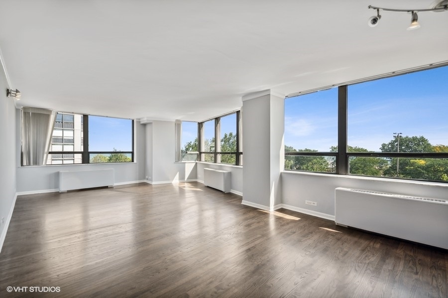 5701 North Sheridan Road, Unit 5T Chicago, IL 60660 - Photo 3 of 27 a view of a living room hardwood floor and a kitchen