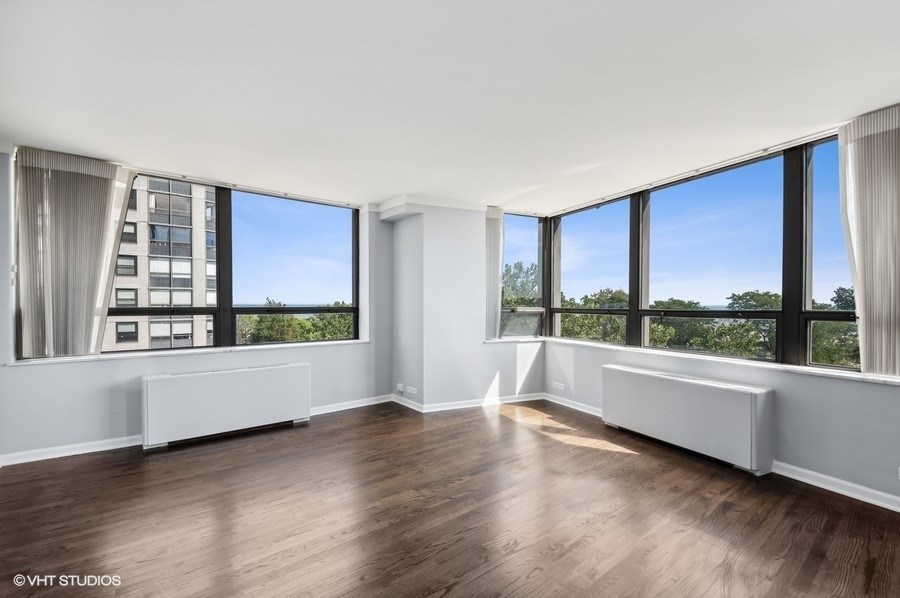 5701 North Sheridan Road, Unit 5T Chicago, IL 60660 - Photo 5 of 27 a view of an empty room with wooden floor and a window