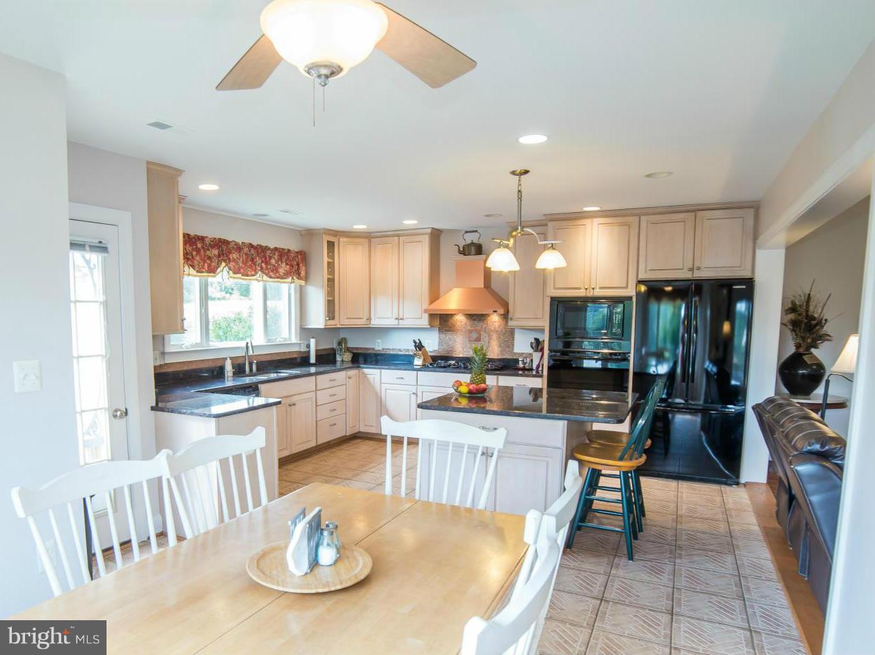 10383 Cliff Mills Road Marshall, VA 20115 - Photo 9 of 30 Kitchen and bright breakfast room