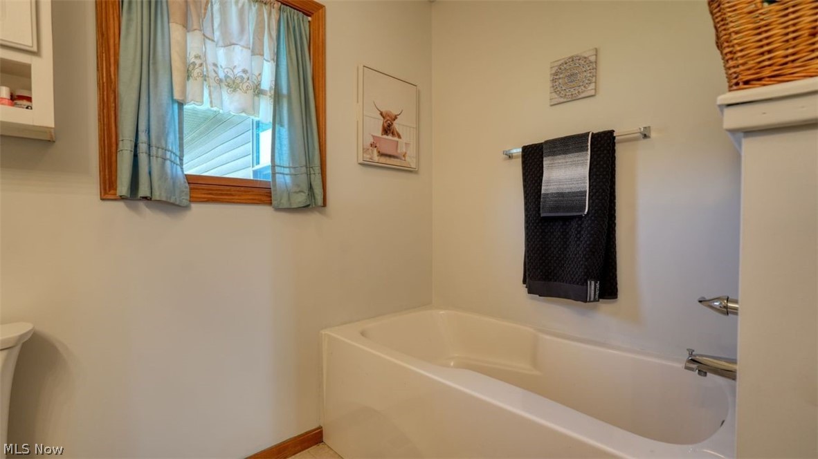 63155 Arrowhead Road Cambridge, OH 43725 - Photo 23 of 50 Bathroom featuring a washtub and toilet
