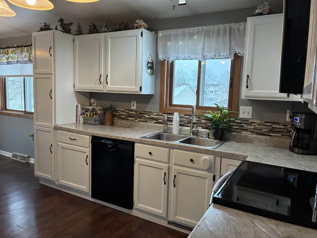 $349,900 | 828 Pleasant Way, Seymour, WI 54165