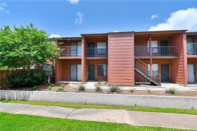 a front view of house with yard