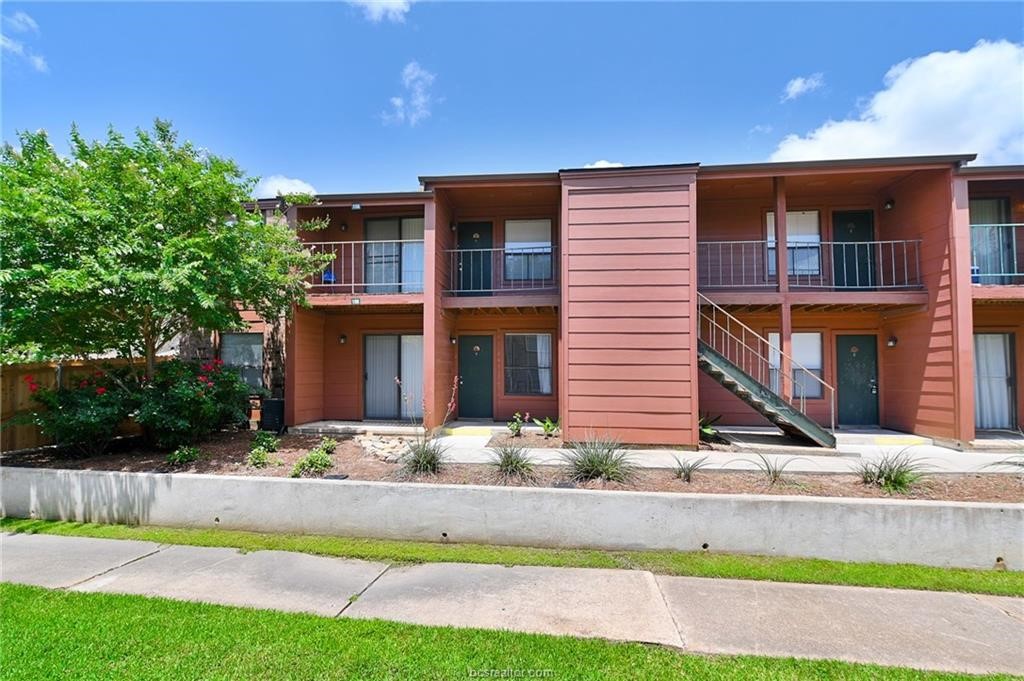 904 University Oaks Boulevard, Unit 155 College Station, TX 77840 - Photo 1 of 11 a front view of house with yard