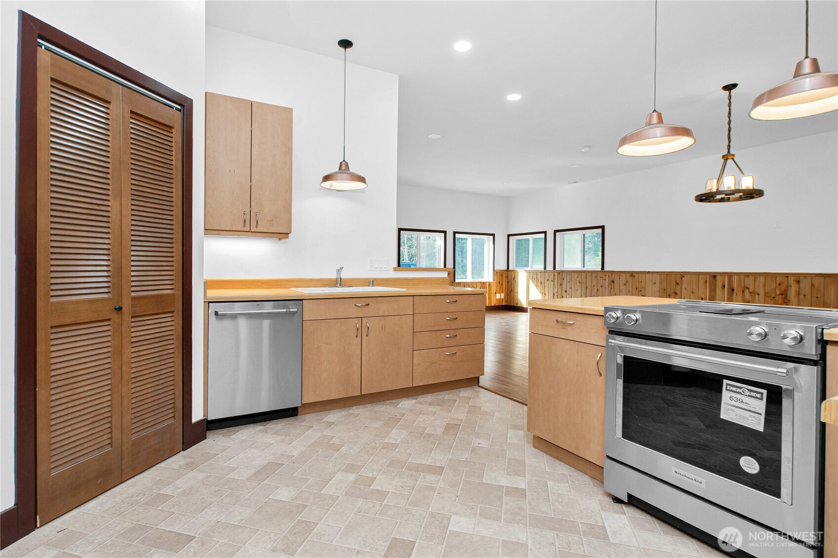 1232 Southwest J H Road Port Orchard, WA 98367 - Photo 6 of 26 Gallery Image 6