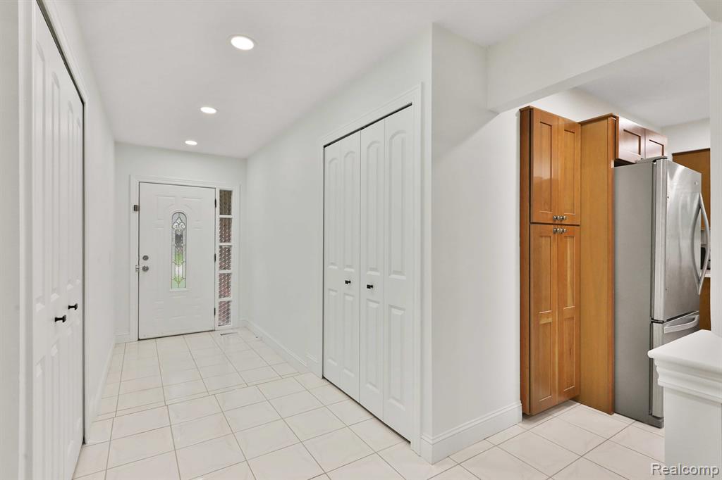 2874 Samuel Drive Troy, MI 48083 - Photo 5 of 23