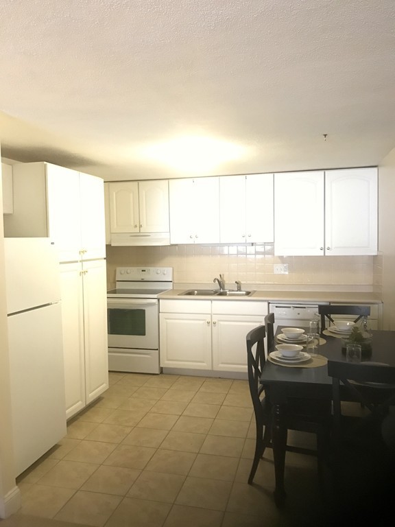 13 Walker Road, Unit 4 North Andover, MA 01845 - Photo 5 of 15 Gallery Image 5