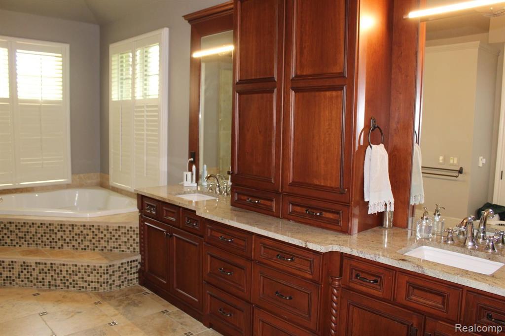 4588 Oakhurst Ridge Road Clarkston, MI 48348 - Photo 41 of 76