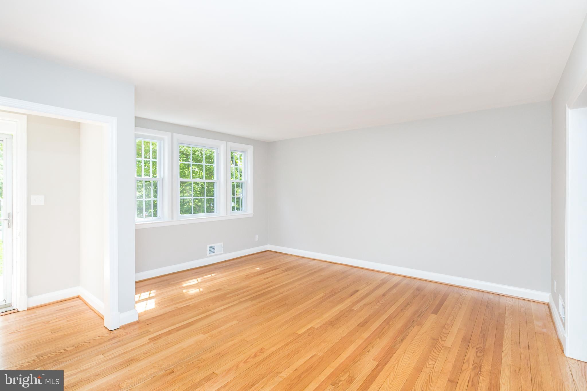 6410 Blenheim Road Baltimore, MD 21212 - Photo 3 of 29 Entryway and living room