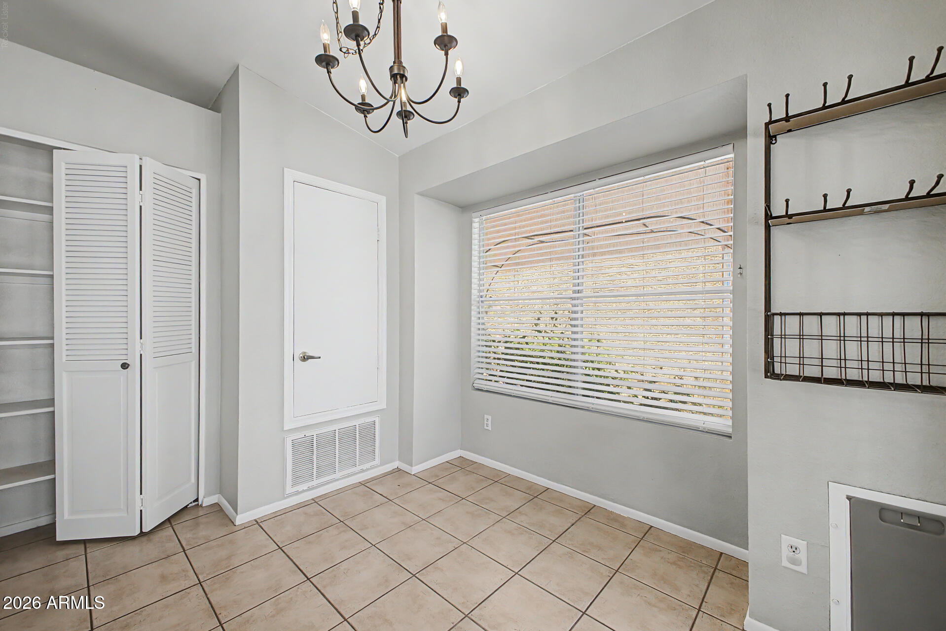 9405 South 45th Place Phoenix, AZ 85044 - Photo 11 of 31 11 - 45th