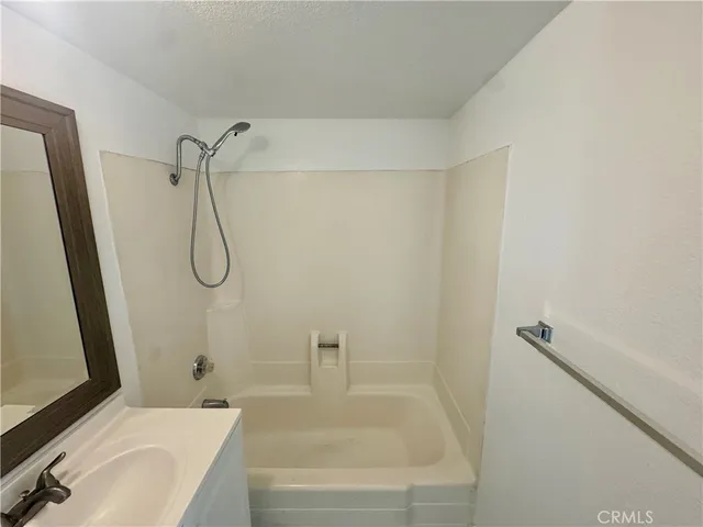$2,200 | 300 East Chestnut Avenue, Unit 301, Santa Ana, CA 92701