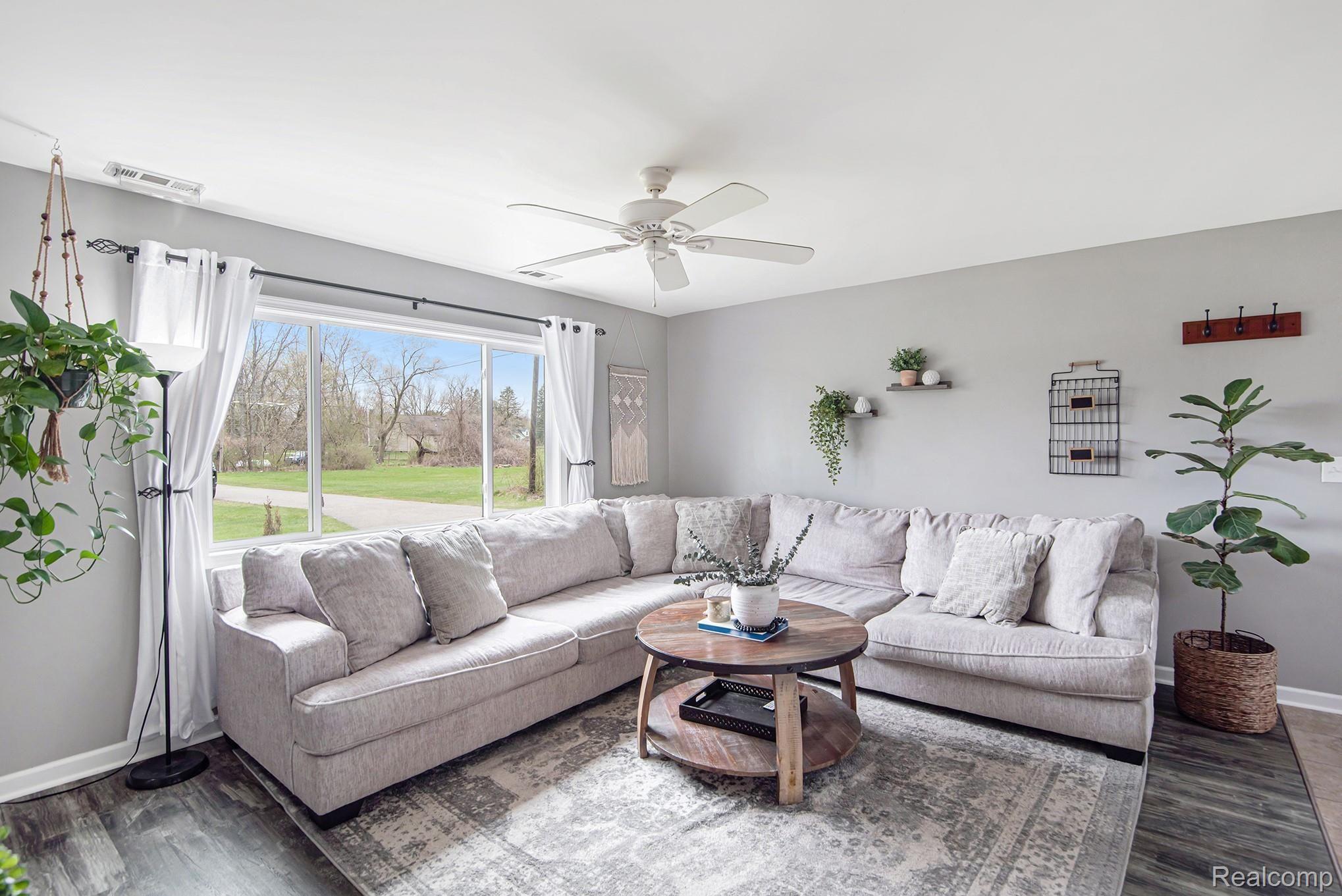 3331 East Pierson Road Flint, MI 48506 - Photo 4 of 18 DSC_1221.jpg