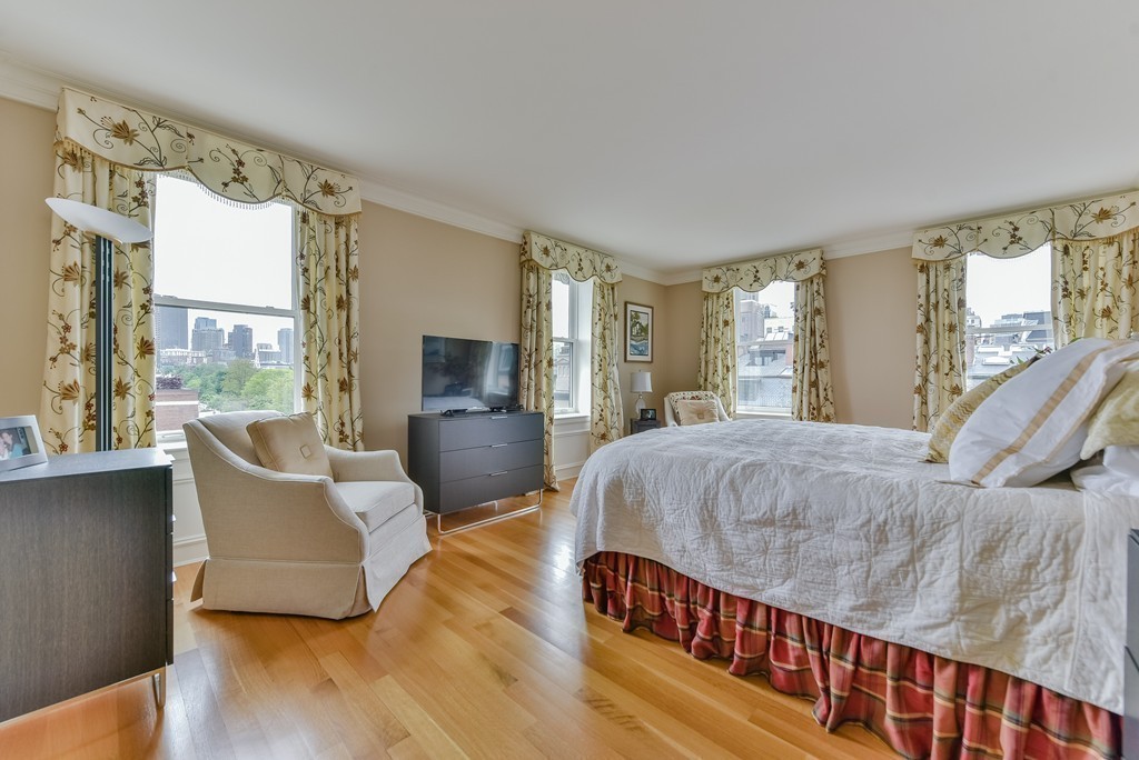100 Beacon Street, Unit 7 Boston, MA 02116 - Photo 8 of 17 a spacious bedroom with a bed and large windows
