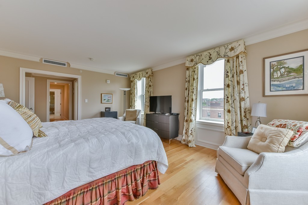 100 Beacon Street, Unit 7 Boston, MA 02116 - Photo 9 of 17 a spacious bedroom with a bed and a couch