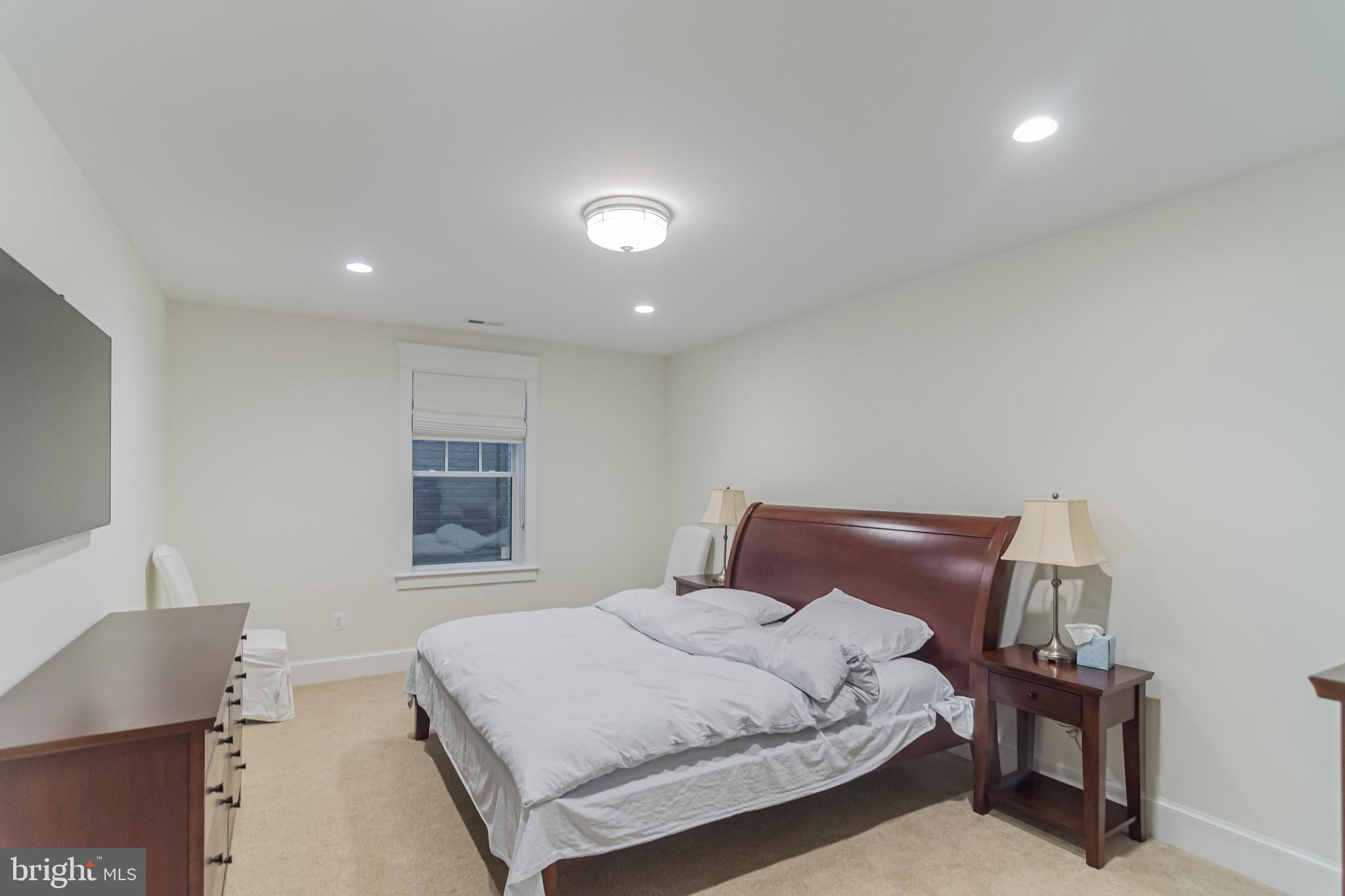 6801 Danforth Street McLean, VA 22101 - Photo 25 of 29 a bedroom with a bed and a desk