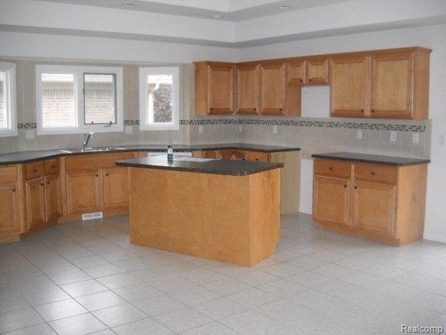 21463 Raintree Drive Macomb, MI 48044 - Photo 3 of 10 261-961892 Kitchen