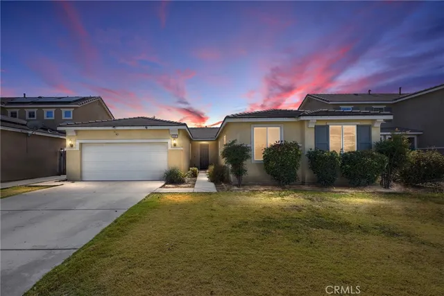 a view of a house with backyard and garden
