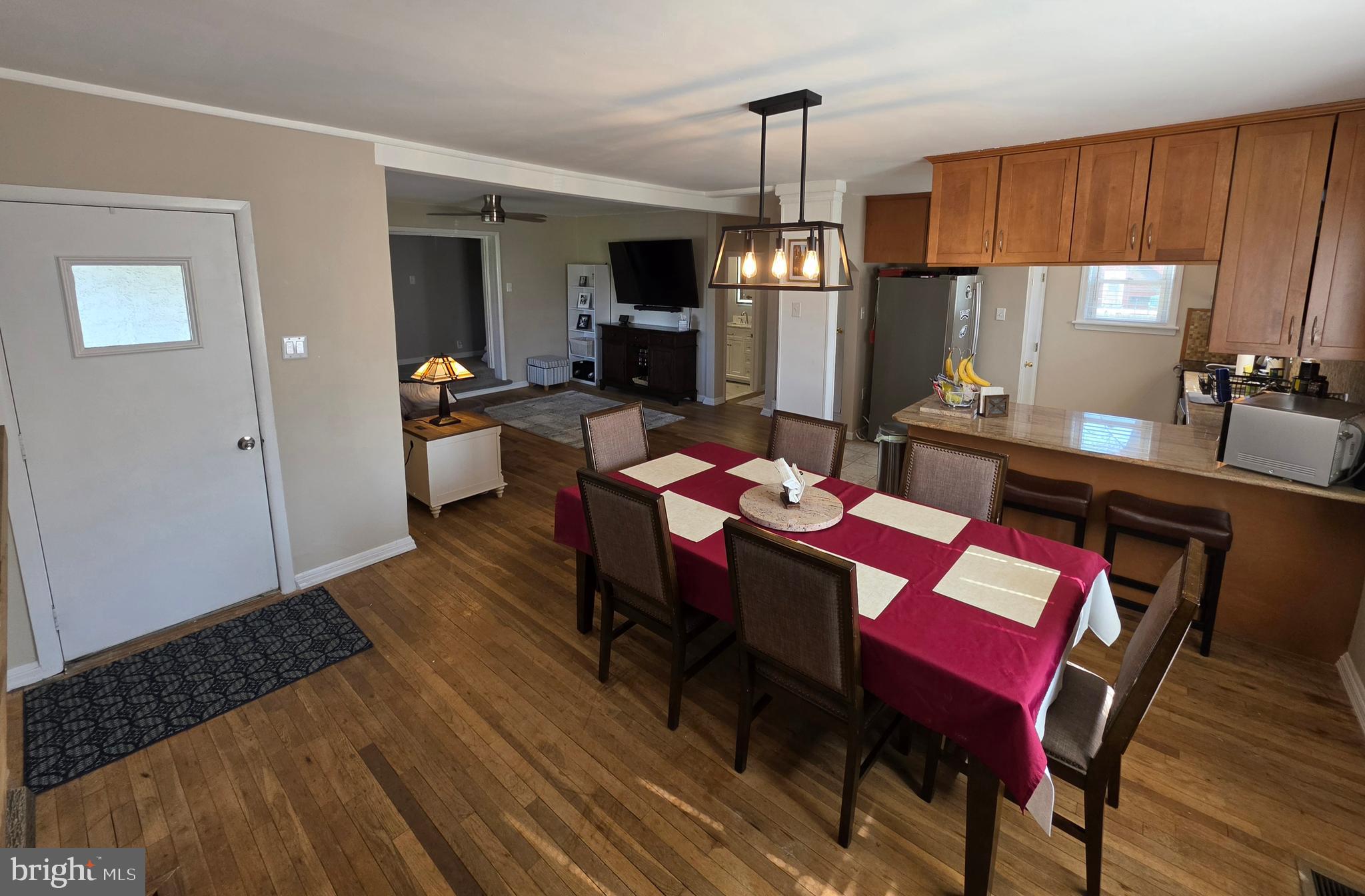 142 New Road Horsham, PA 19044 - Photo 5 of 38 a view of a dining room with furniture
