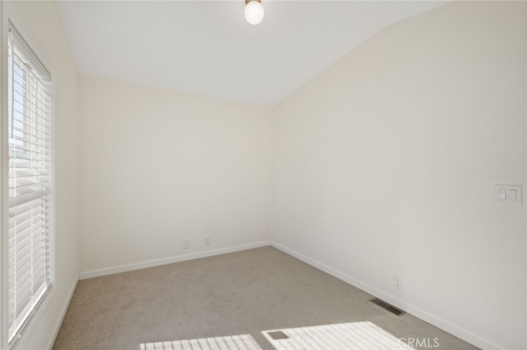 525 Palm Avenue, Unit 30 Beaumont, CA 92223 - Photo 13 of 18 an empty room with a window