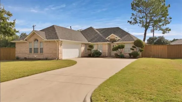 $2,800 | 4604 Preston Bend Drive, Arlington, TX 76016