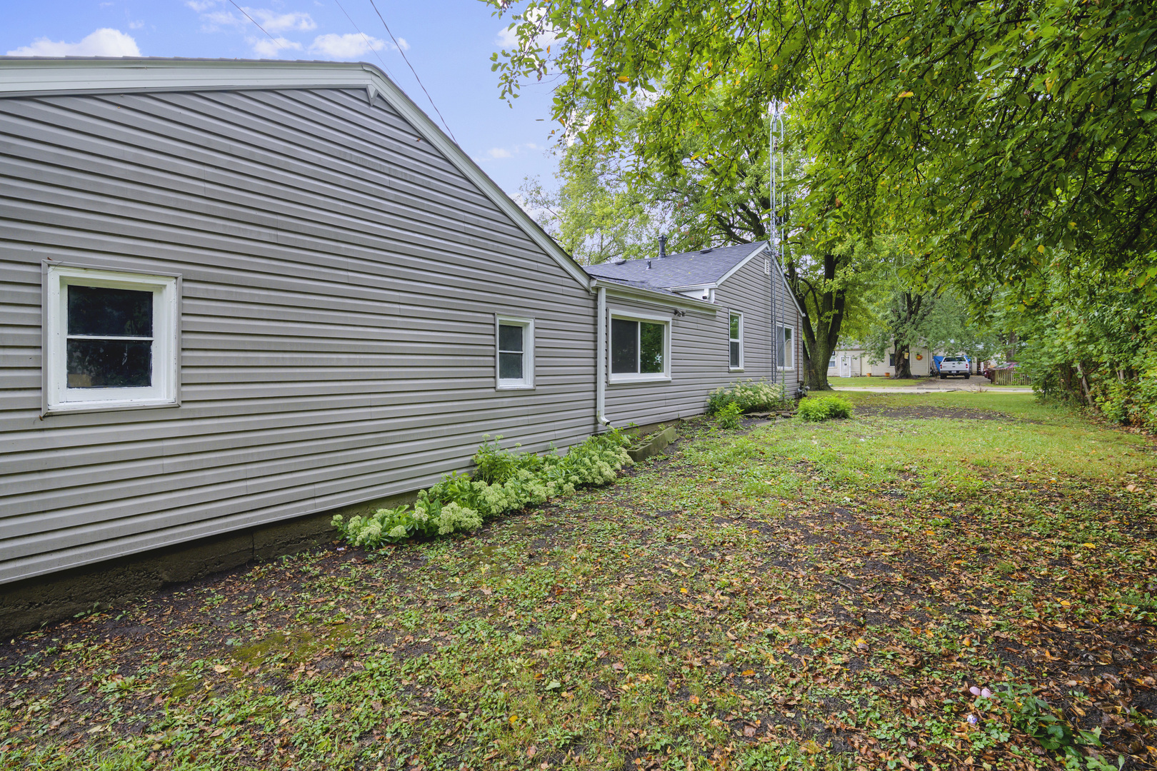 123 Luana Road Joliet, IL 60433 - Photo 5 of 16 a front view of a house with garden