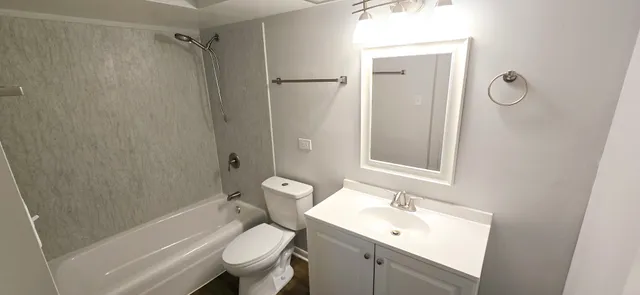 $1,800 | 10 Oak Avenue, Unit 210, Westmont, IL 60559