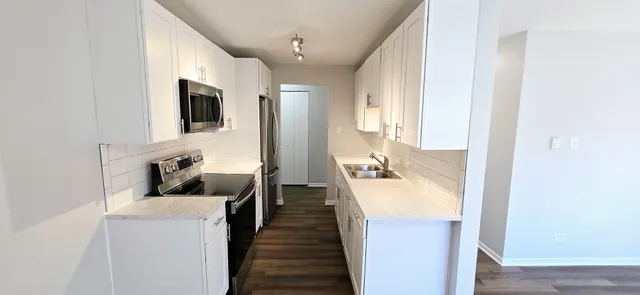 $1,800 | 10 Oak Avenue, Unit 210, Westmont, IL 60559