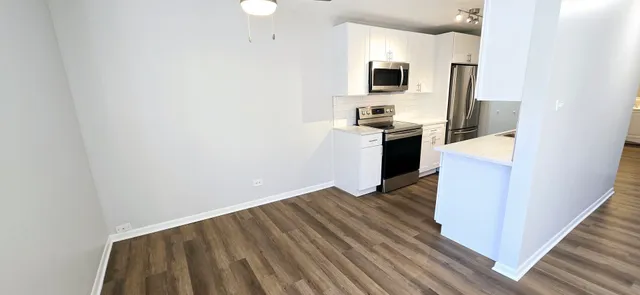 $1,800 | 10 Oak Avenue, Unit 210, Westmont, IL 60559