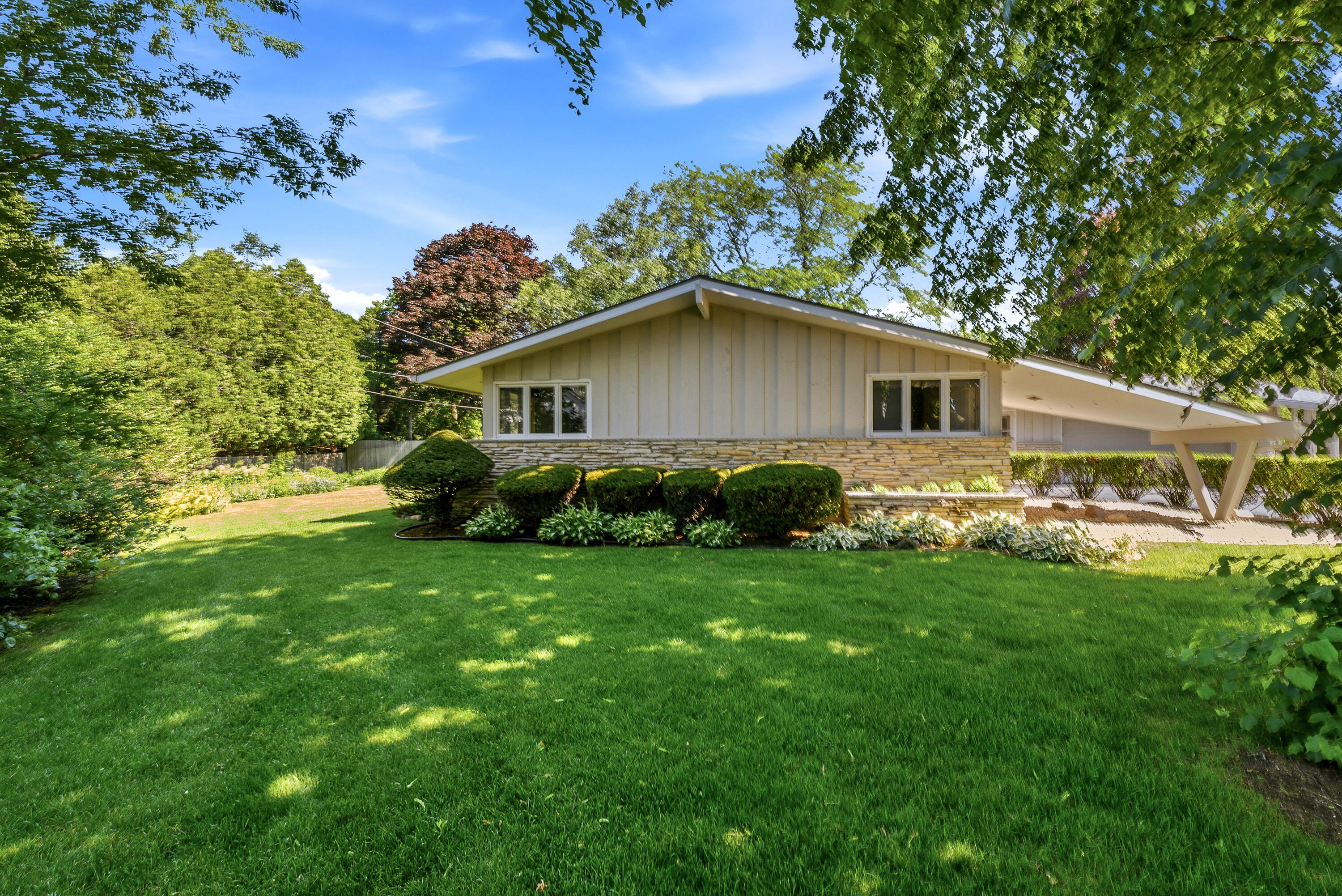 8909 North Maitland Road Bayside, WI 53217 - Photo 27 of 40 sideyard.