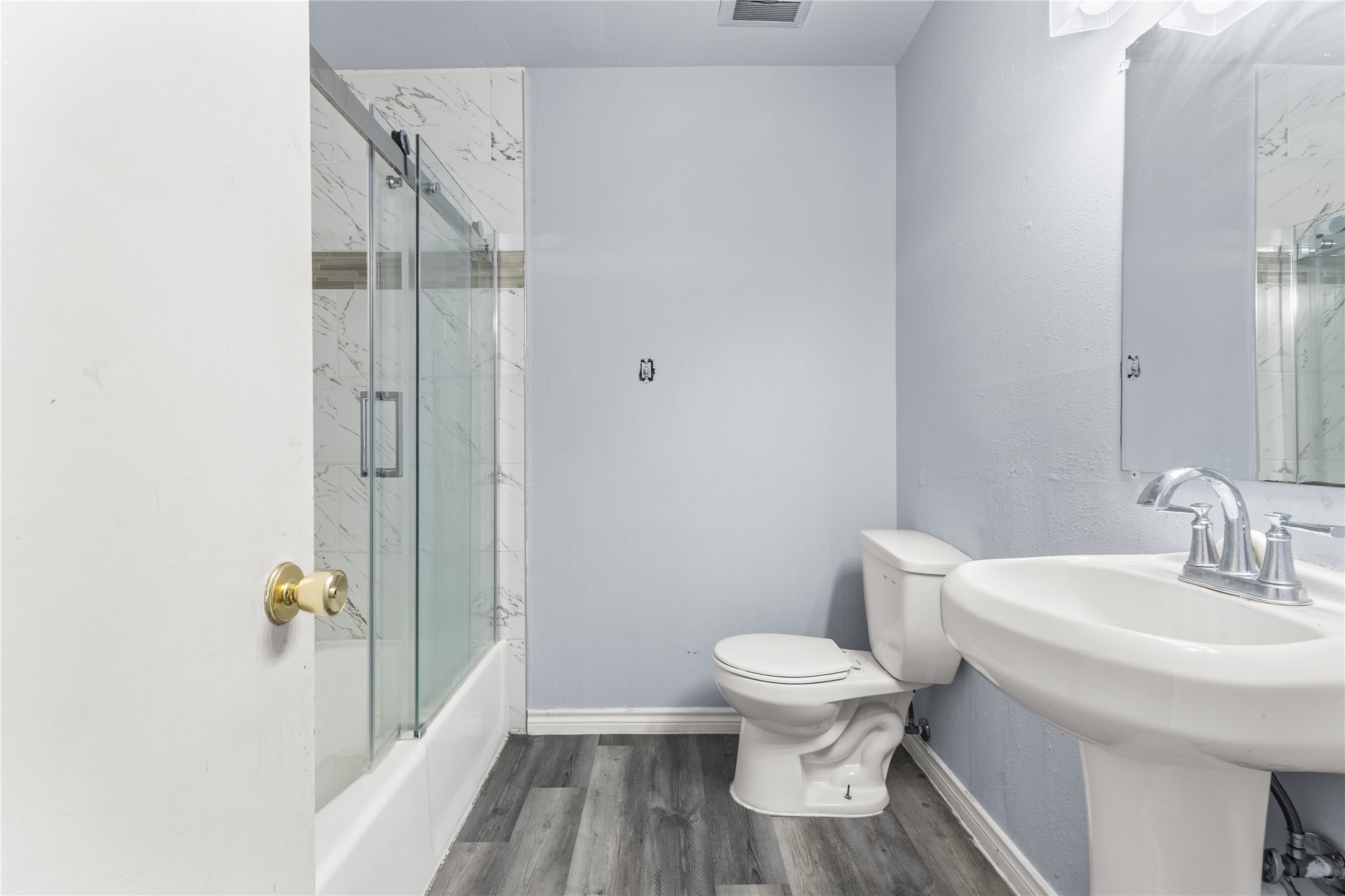 8238 Fondren Road, Unit 8238 Houston, TX 77074 - Photo 16 of 28 Upstairs bathroom