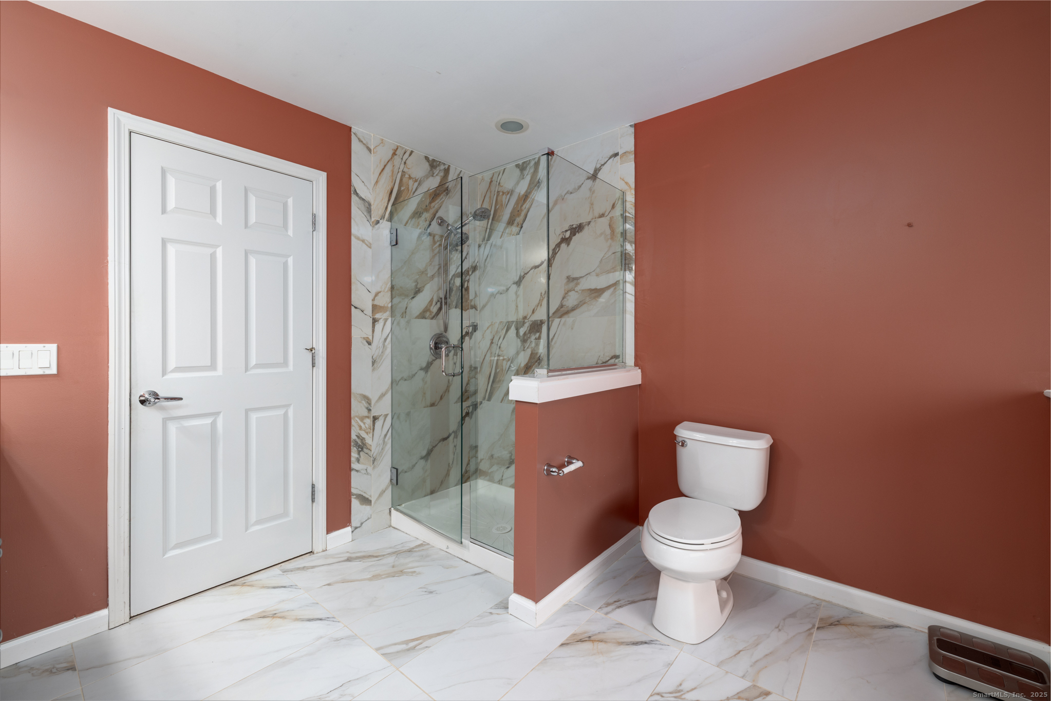 49 Park Pl Circle, Unit 49 West Hartford, CT 06110 - Photo 17 of 33 a bathroom with a toilet and a shower