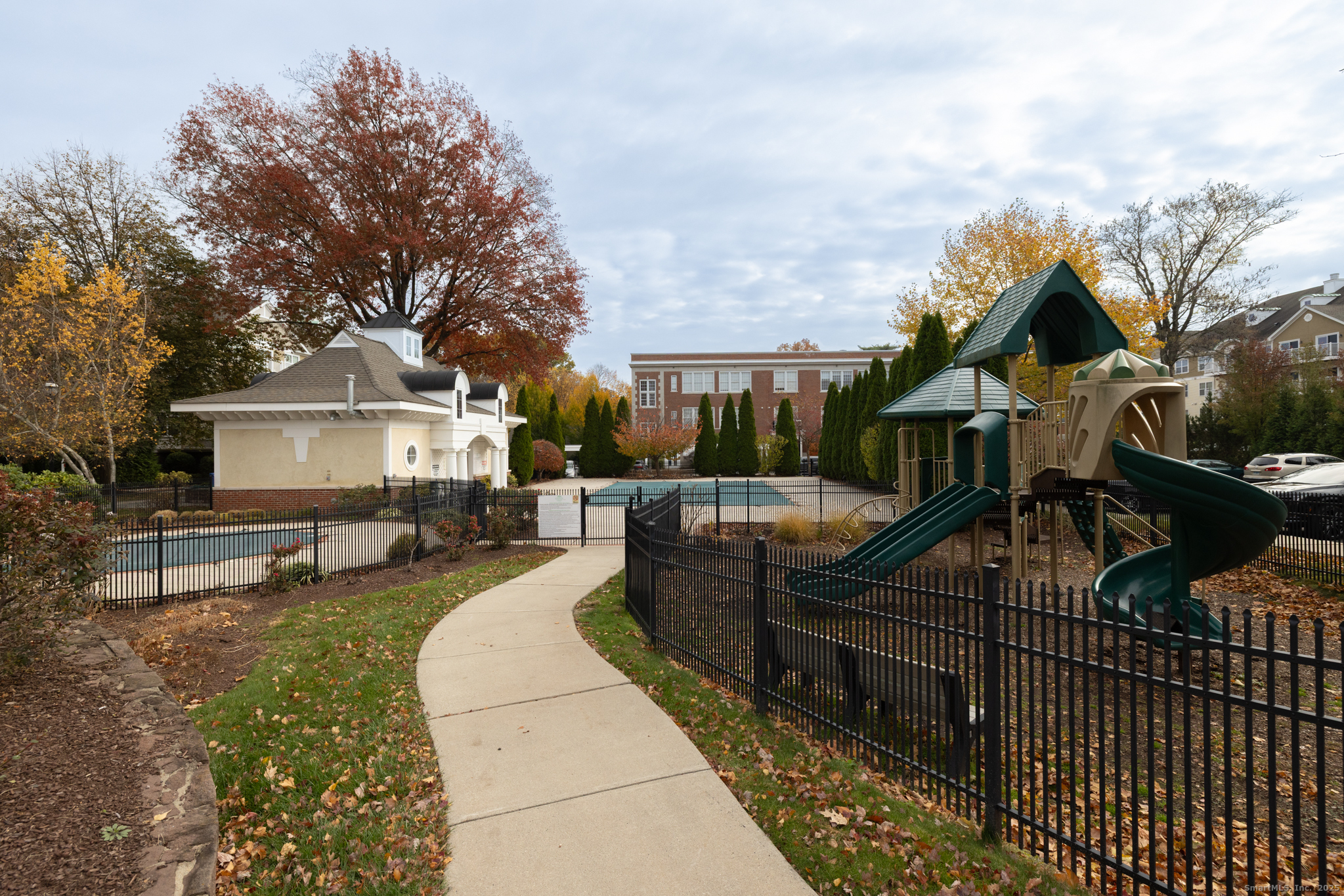 49 Park Pl Circle, Unit 49 West Hartford, CT 06110 - Photo 29 of 33 a view of a house with backyard and sitting area