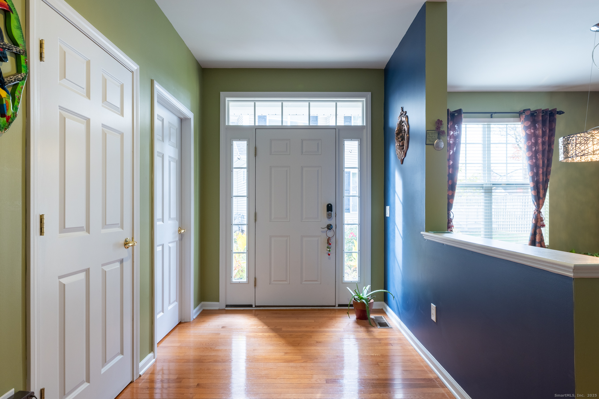 49 Park Pl Circle, Unit 49 West Hartford, CT 06110 - Photo 4 of 33 a view of hallway with windows and entryway